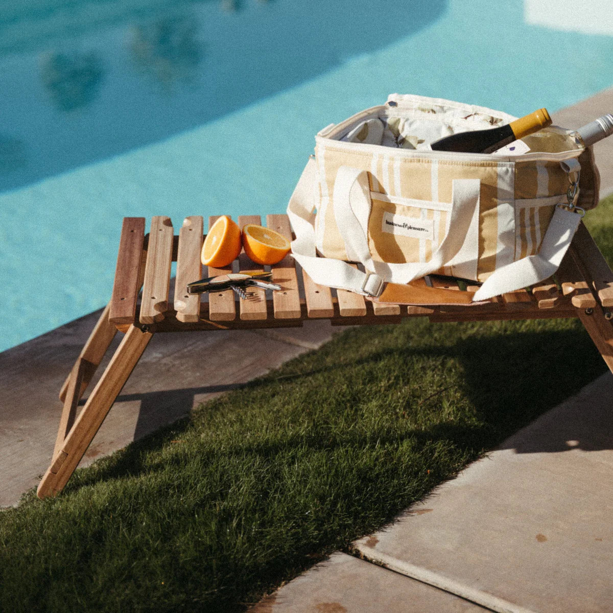 Business & Pleasure THE FOLDING PICNIC TABLE